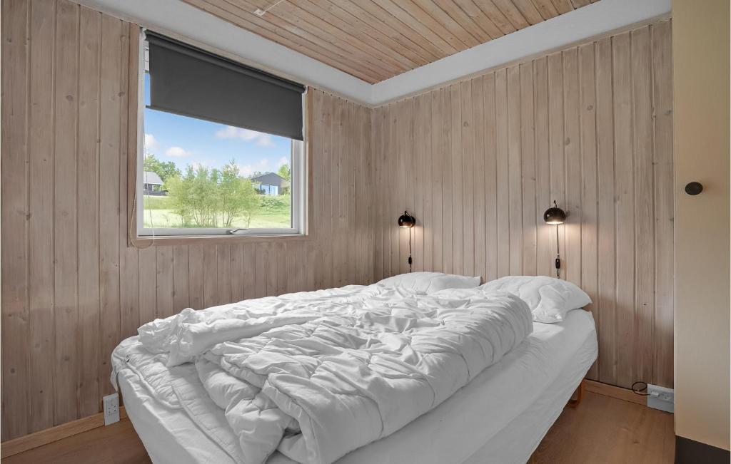 Postel nebo postele na pokoji v ubytování Holiday Home Karens Bakke