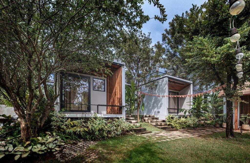una casetta con un portico e un albero di Varn Boutique Resort a Mu Si