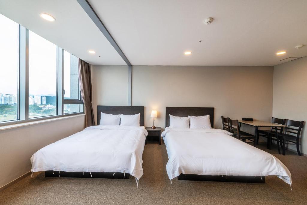 Postel nebo postele na pokoji v ubytování The Triny Urban Suites