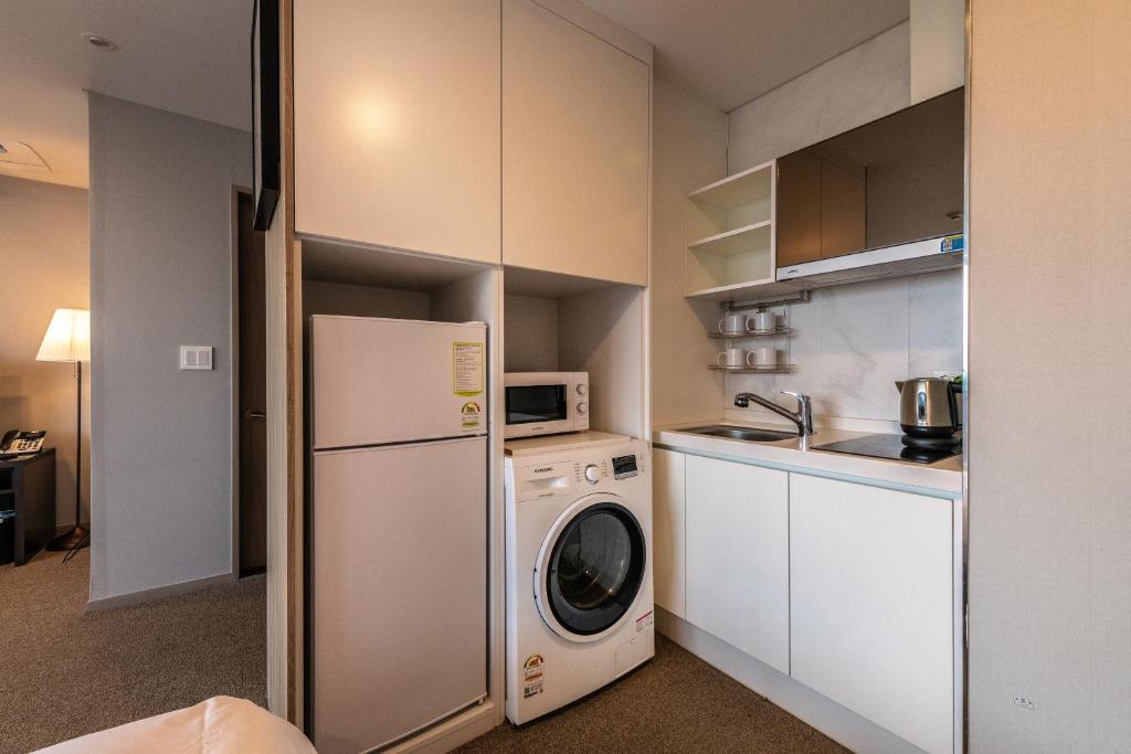 Kuchyň nebo kuchyňský kout v ubytování The Triny Urban Suites