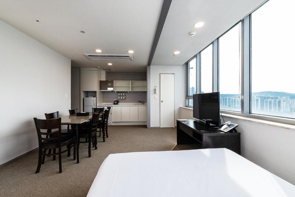 Kuchyň nebo kuchyňský kout v ubytování The Triny Urban Suites