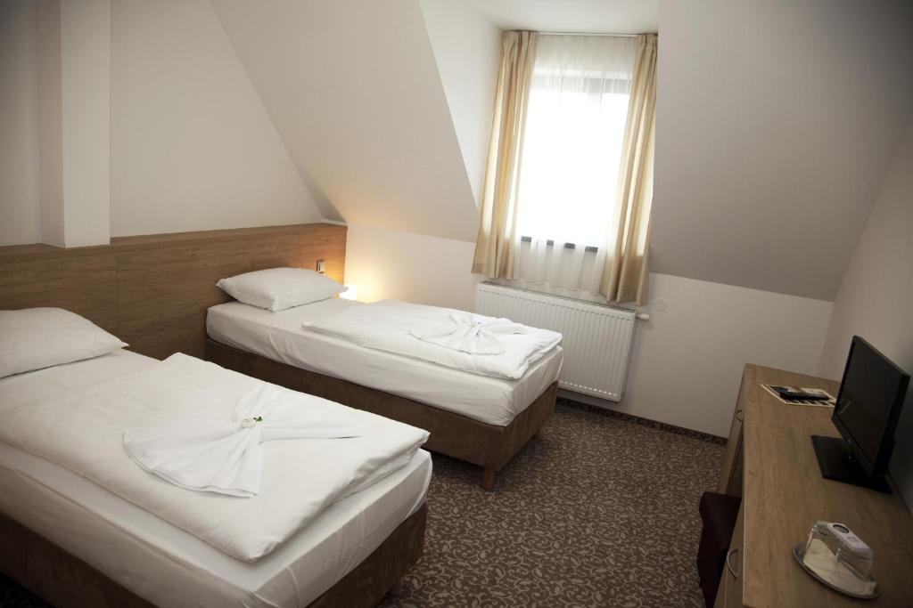 Postel nebo postele na pokoji v ubytování Hotel Zámek Velká Bystřice