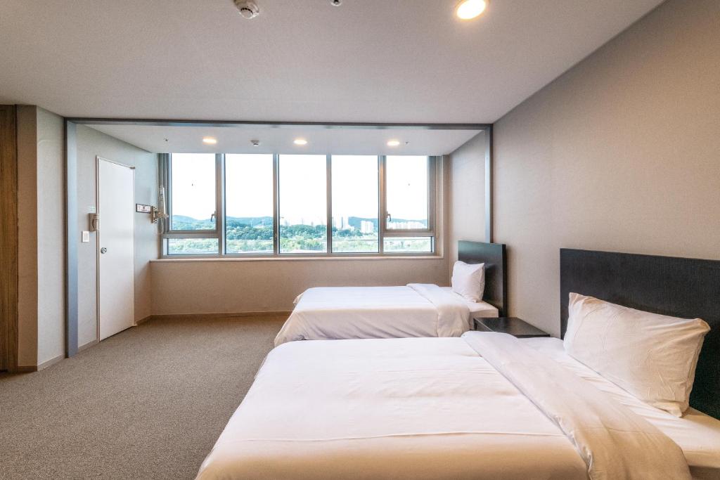 Postel nebo postele na pokoji v ubytování The Triny Urban Suites
