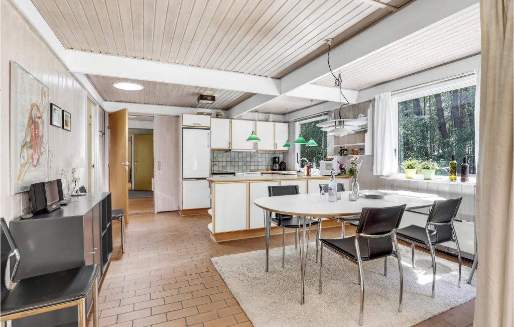 Kuchyň nebo kuchyňský kout v ubytování Lovely Home In Nexø With Kitchen