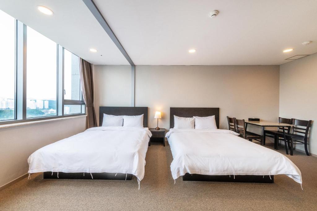 Postel nebo postele na pokoji v ubytování The Triny Urban Suites