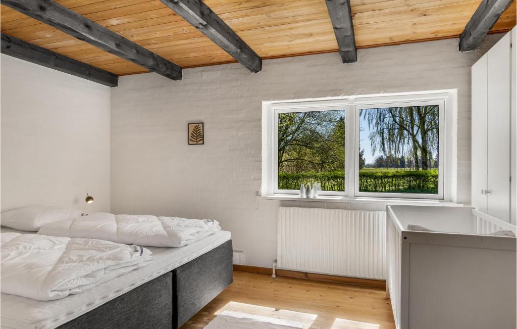 Postel nebo postele na pokoji v ubytování 3 Bedroom Cozy Home In Bindslev