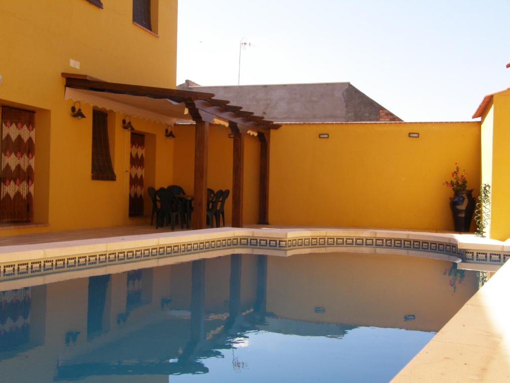 una piscina frente a una casa en Casa Rural La Encebra, en Picón