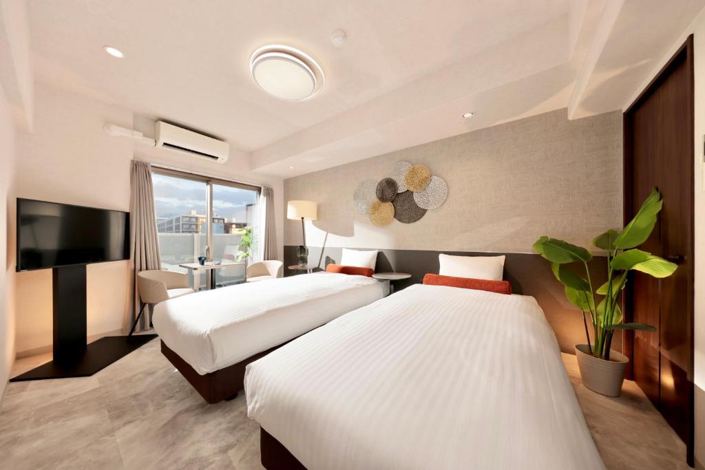 Postel nebo postele na pokoji v ubytování Dotombori Crystal Hotel 3