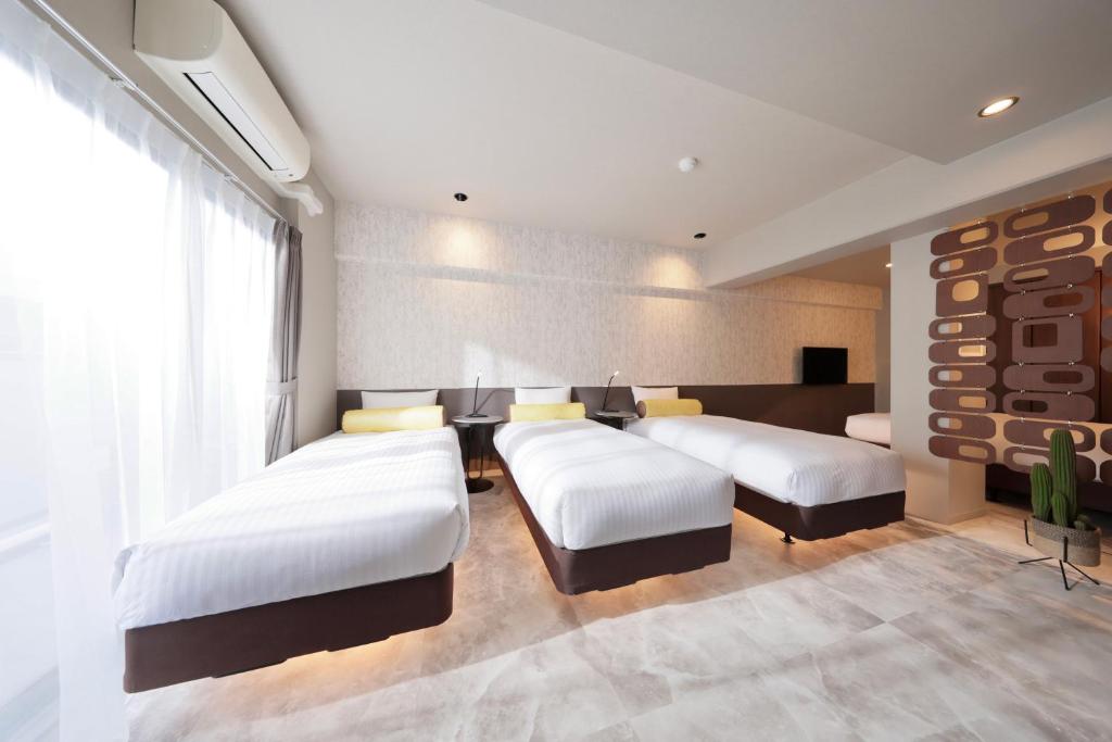 Postel nebo postele na pokoji v ubytování Dotombori Crystal Hotel 3