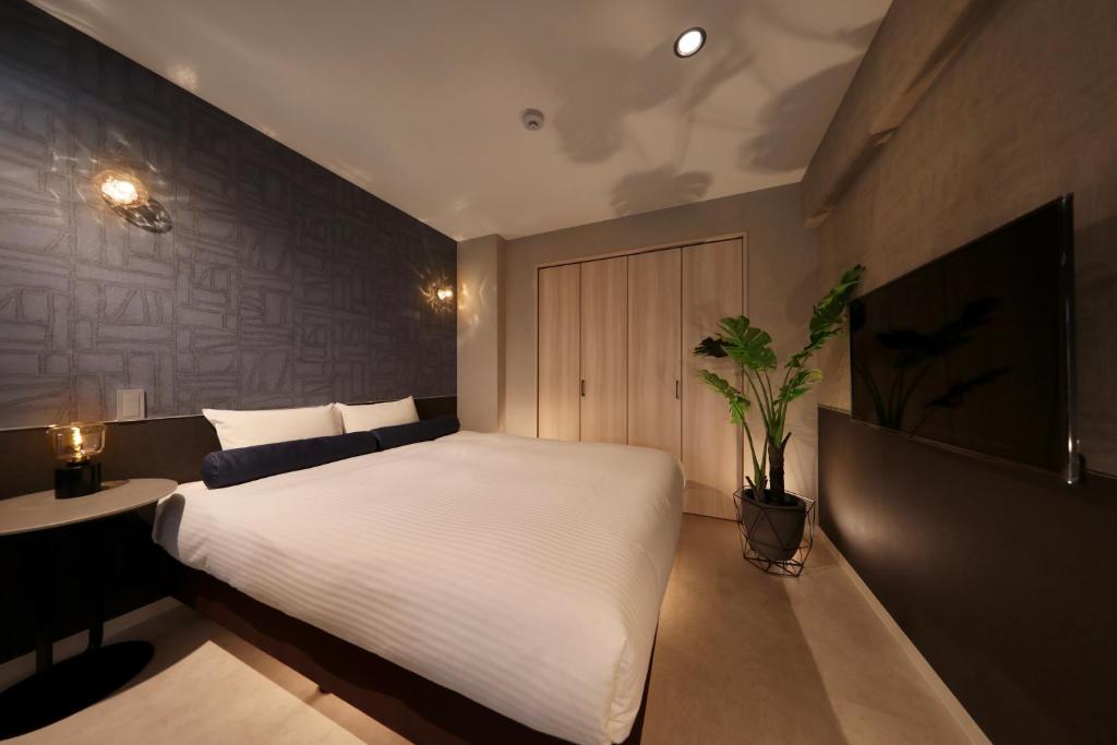 Postel nebo postele na pokoji v ubytování Dotombori Crystal Hotel 3