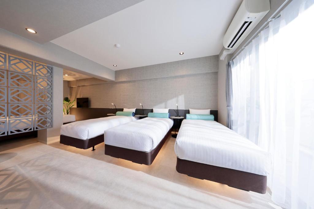 Postel nebo postele na pokoji v ubytování Dotombori Crystal Hotel 3
