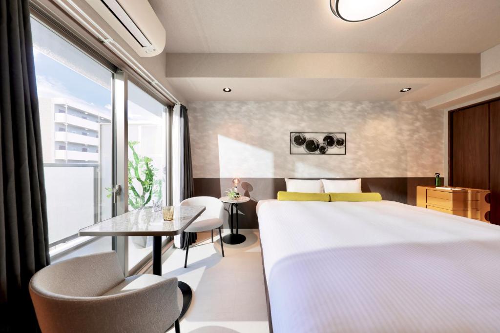 Postel nebo postele na pokoji v ubytování Dotombori Crystal Hotel 3