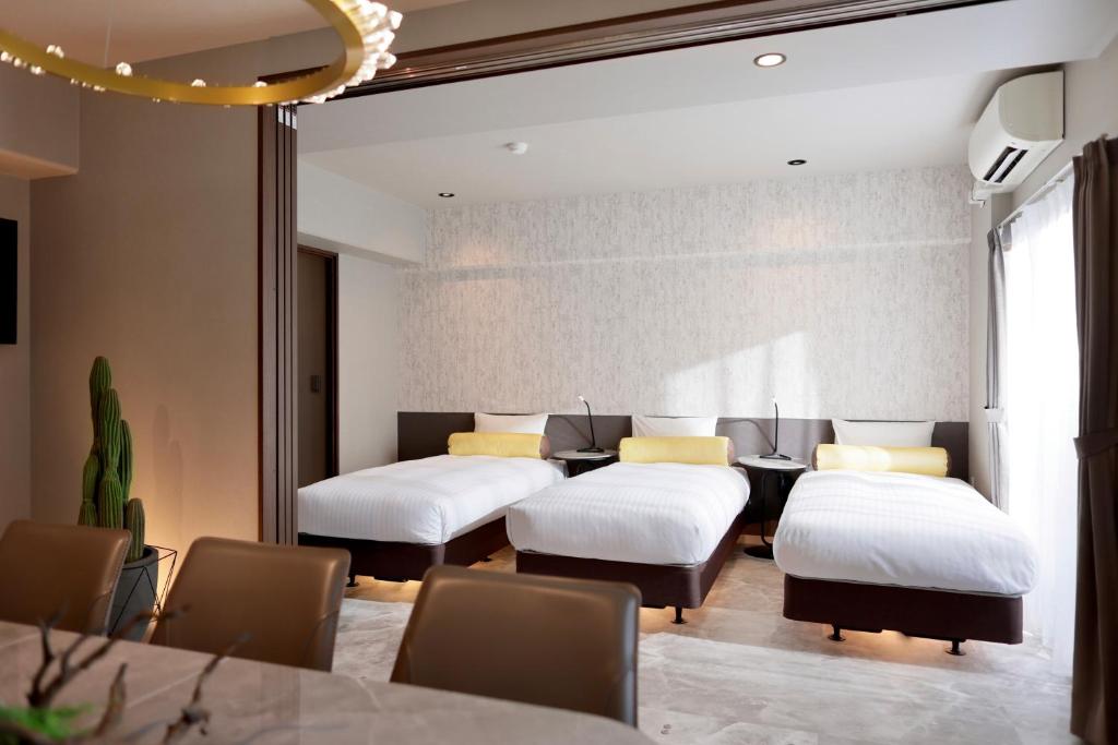 Postel nebo postele na pokoji v ubytování Dotombori Crystal Hotel 3