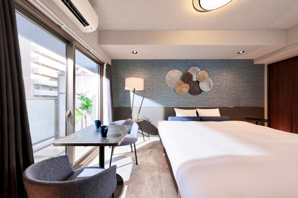 Postel nebo postele na pokoji v ubytování Dotombori Crystal Hotel 3