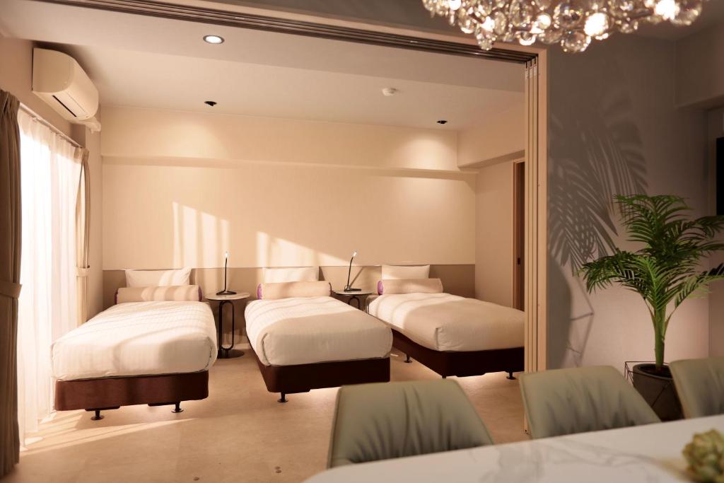 Postel nebo postele na pokoji v ubytování Dotombori Crystal Hotel 3