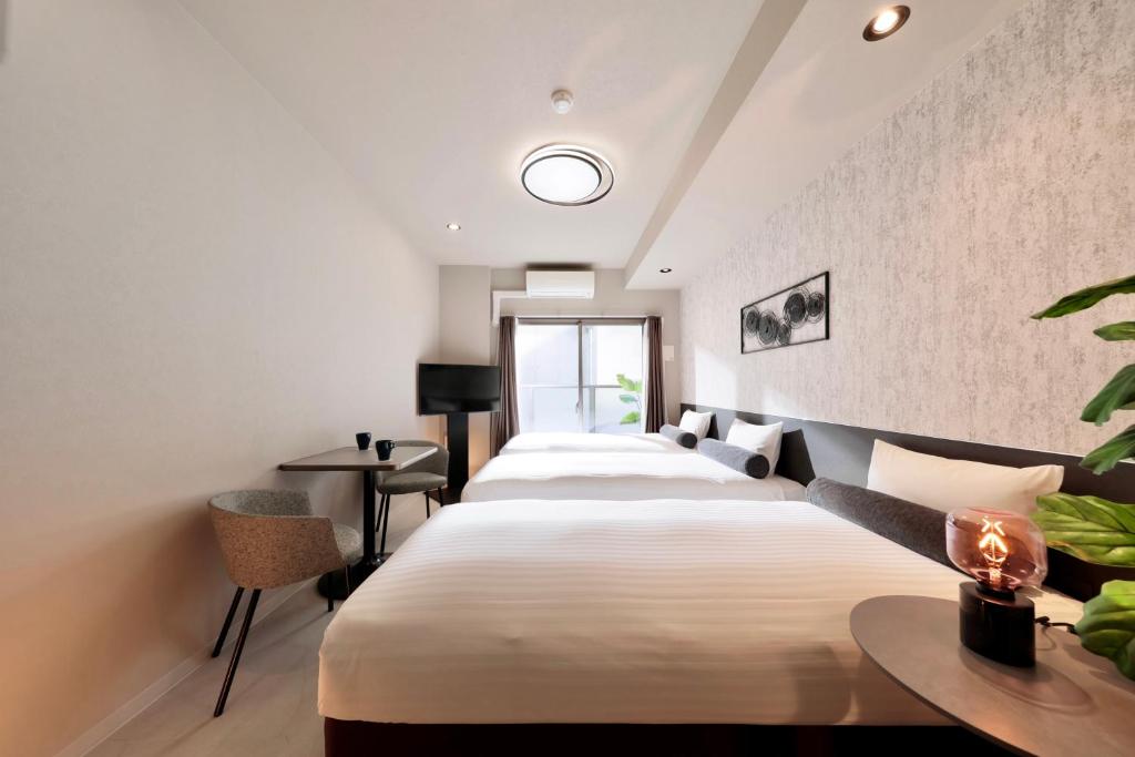 Postel nebo postele na pokoji v ubytování Dotombori Crystal Hotel 3