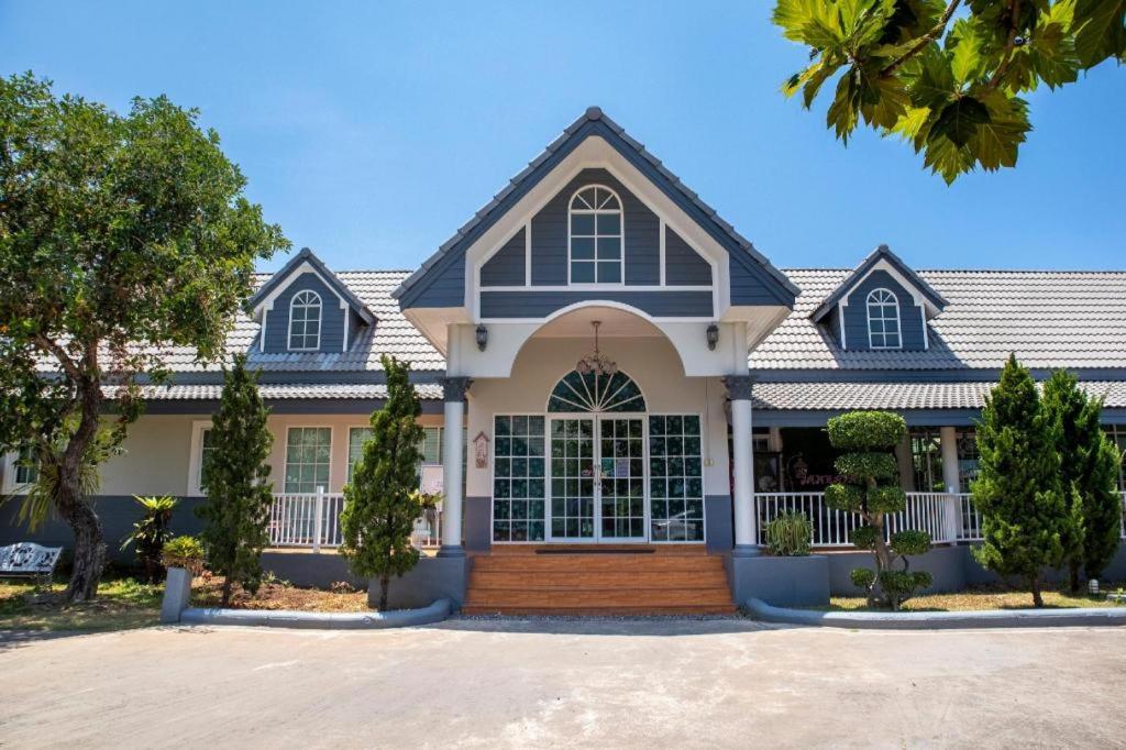 The building in which az üdülőtelepeket is located