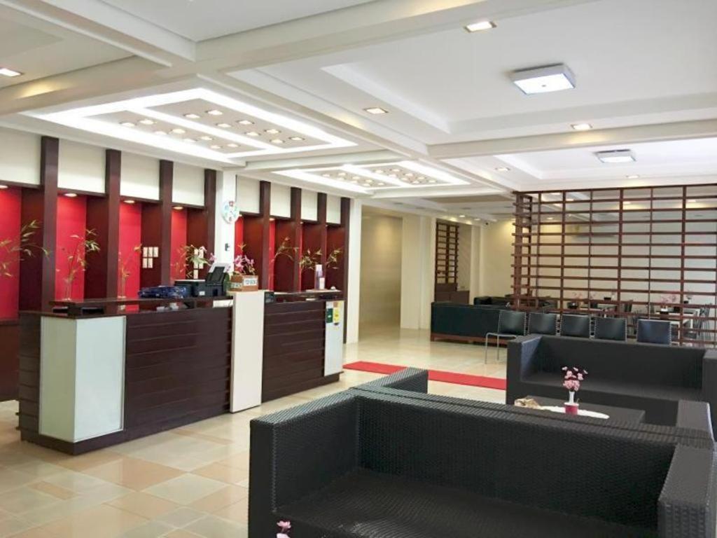 um átrio com uma sala de espera com paredes vermelhas em Alice in Wonderland Beach Hotel em Boracay