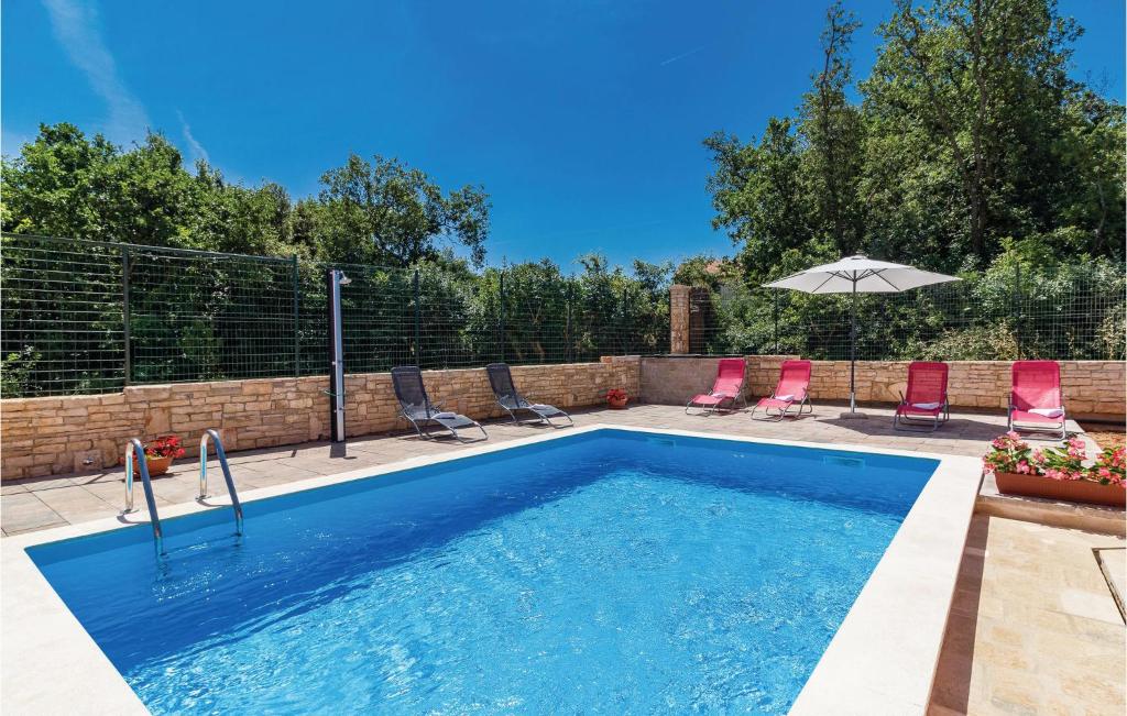 Bazén v ubytovaní 3 Bedroom Stunning Apartment In Liznjan alebo v jeho blízkosti