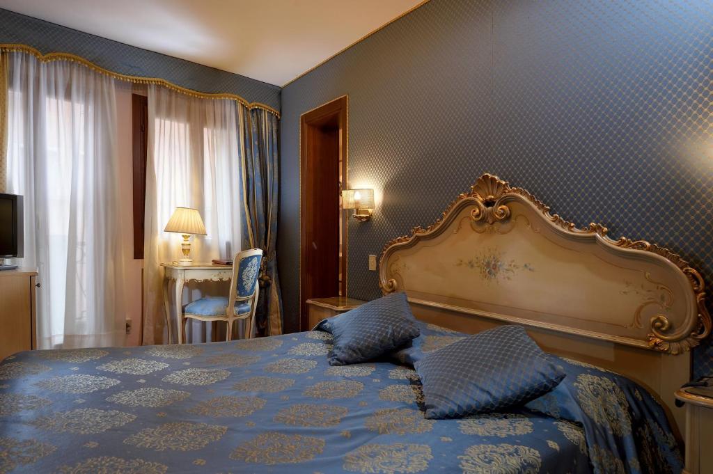 Postel nebo postele na pokoji v ubytování Royal San Marco Hotel