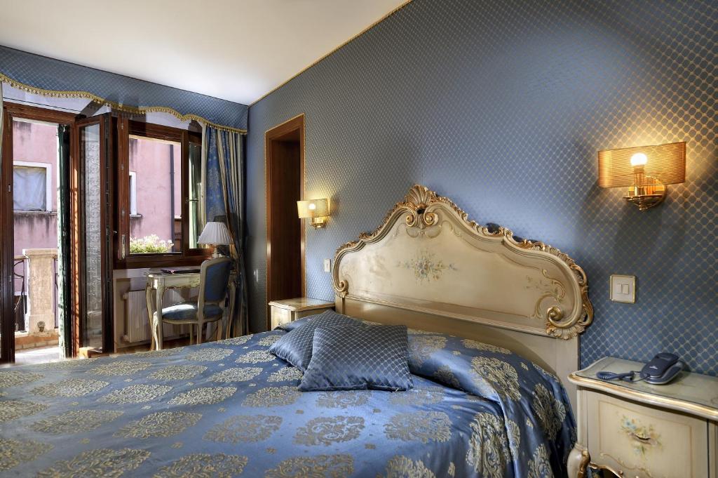 Postel nebo postele na pokoji v ubytování Royal San Marco Hotel