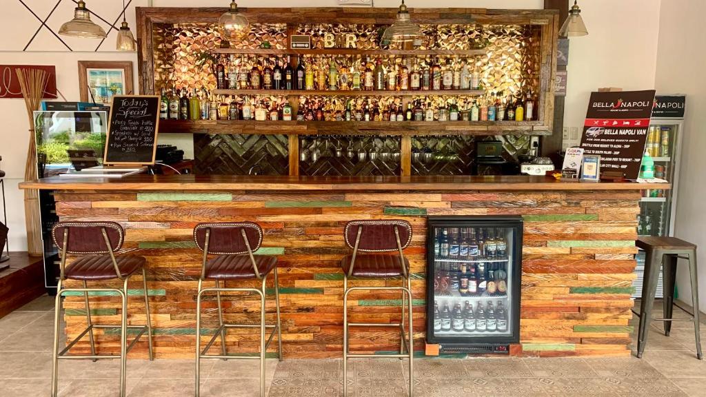 Lounge nebo bar v ubytování Bella Napoli Resort & Resto