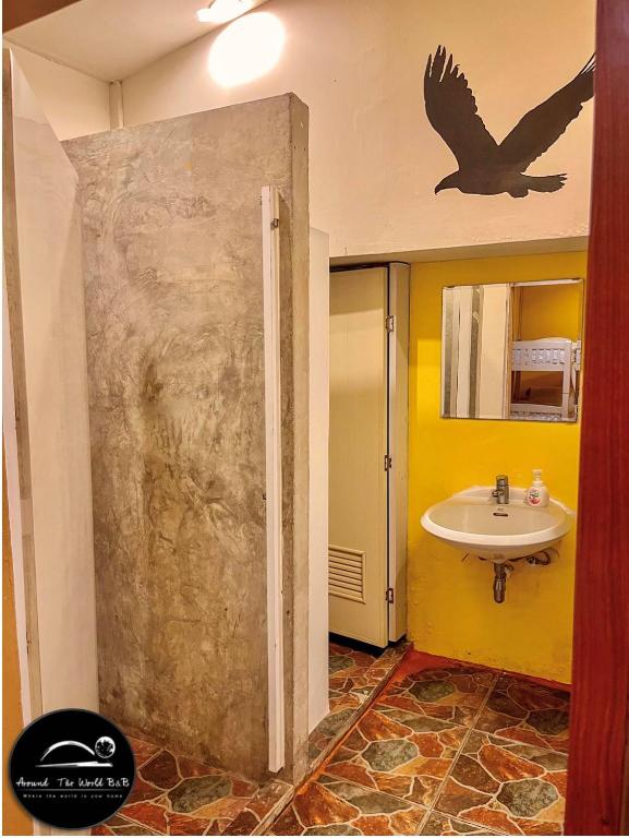 Around The World Bed and Breakfast - Family Room With Private Bathroom