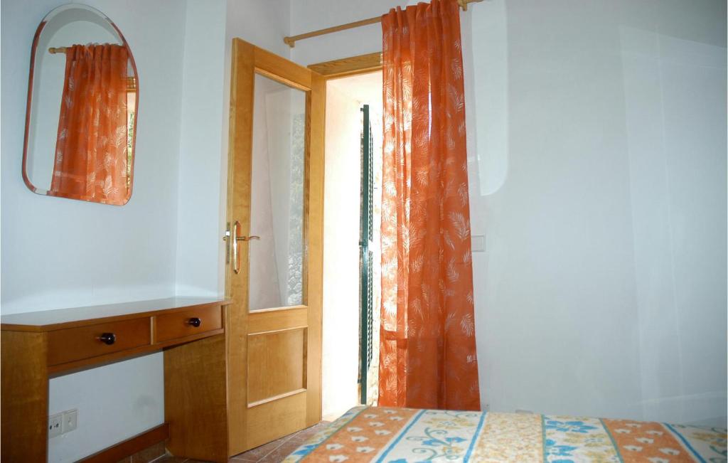 Fotografie z fotogalerie ubytování Nice Home In Estellencs With Kitchen v destinaci Estellencs