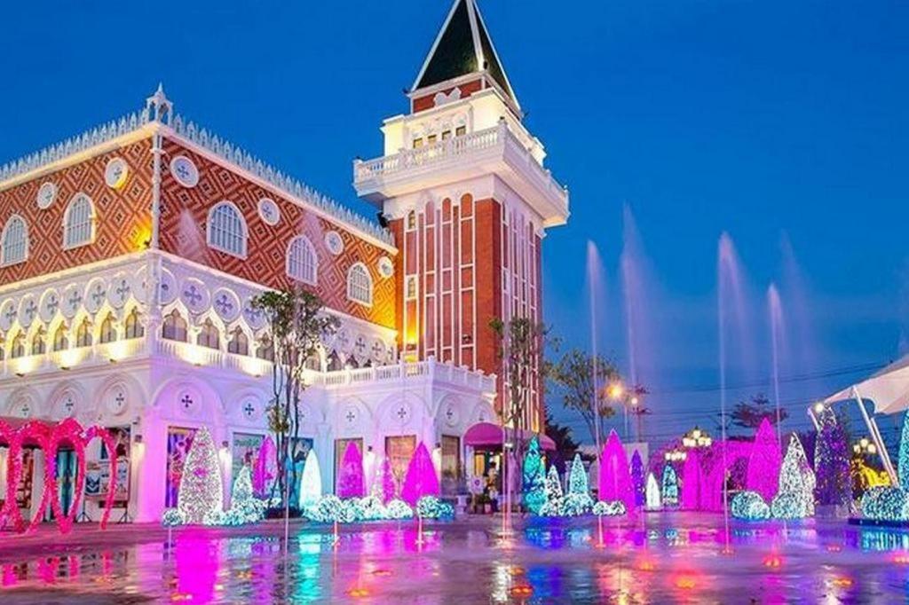 a building with a fountain in front of it at night at OYO 527 Tanfa Resort in Ban Nong Khang