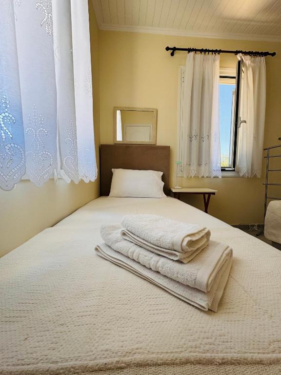 A bed or beds in a room at Casa Regina - 5min to Beach - Peaceful Retreat