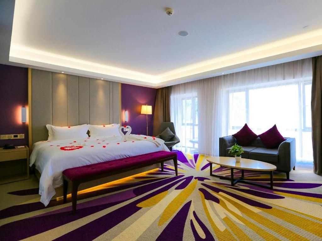 Postel nebo postele na pokoji v ubytování Lavande Hotels·Qiannan Libo
