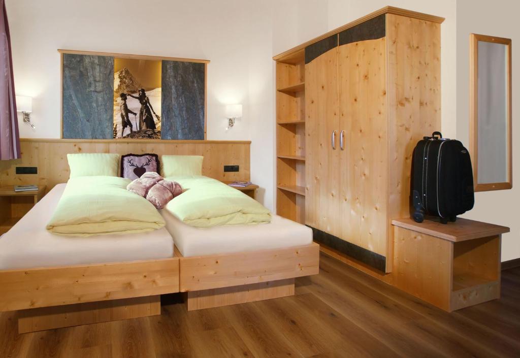 Postel nebo postele na pokoji v ubytování Haus Hintertux