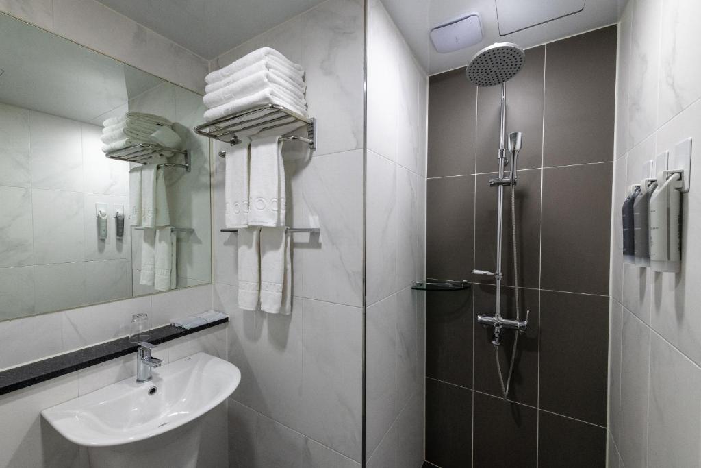 Koupelna v ubytování The Triny Urban Suites