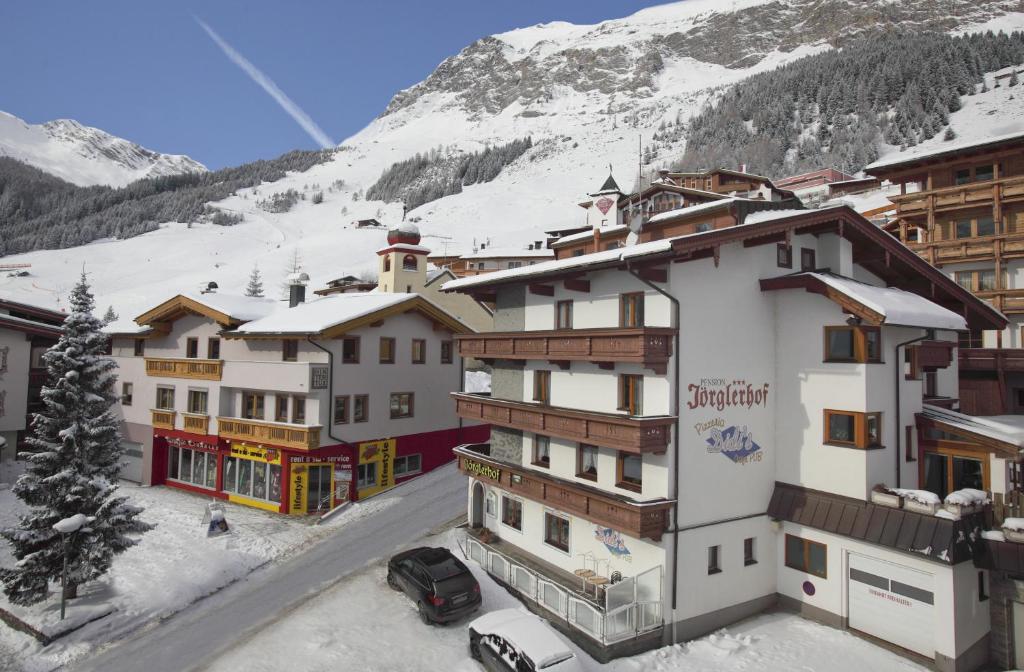 um hotel com uma montanha coberta de neve ao fundo em Haus Hintertux em Tux