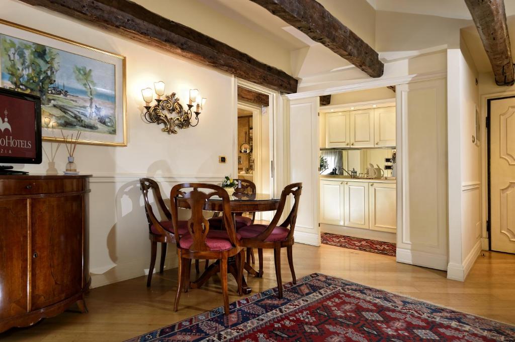 Kuchyň nebo kuchyňský kout v ubytování Suites Torre Dell'Orologio