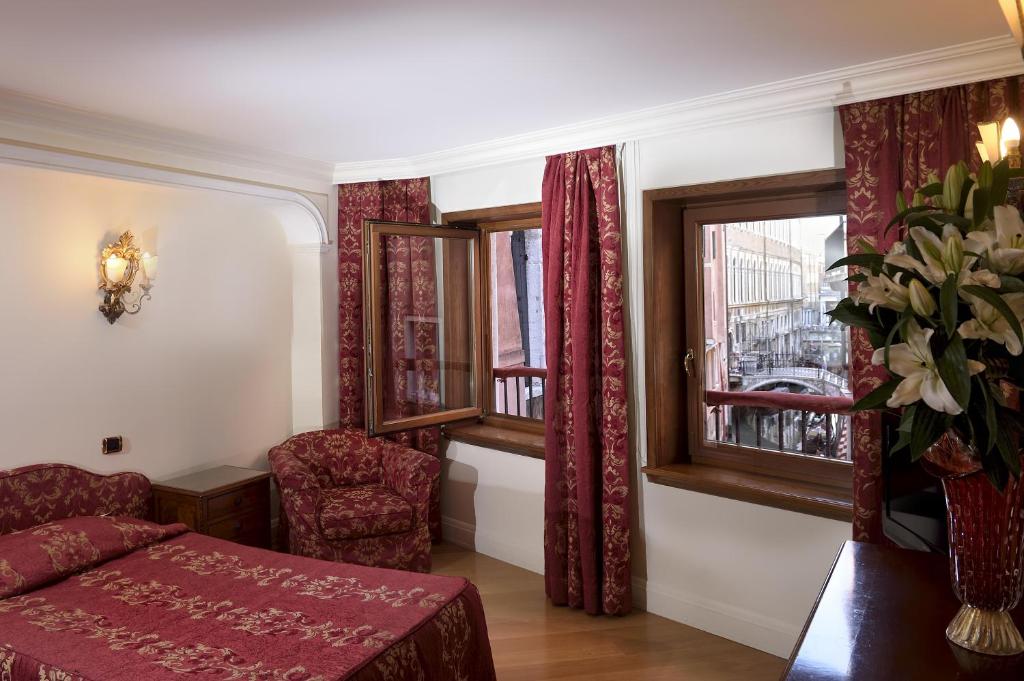 Postel nebo postele na pokoji v ubytování Suites Torre Dell'Orologio
