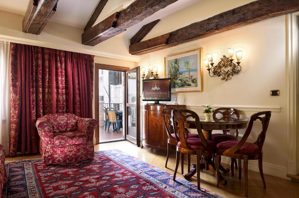 Posezení v ubytování Suites Torre Dell'Orologio