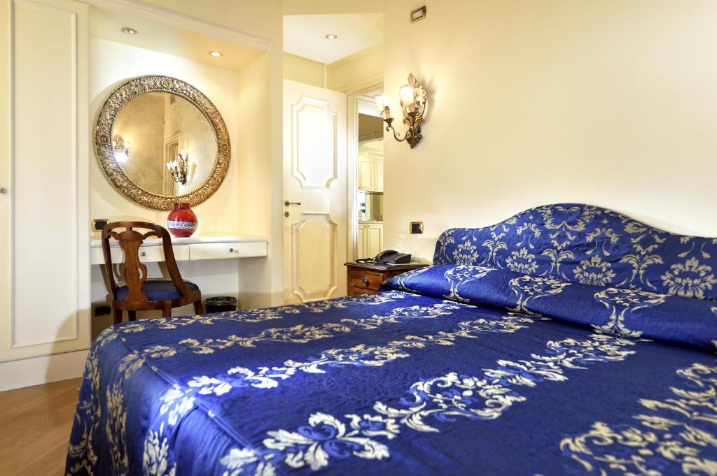 Postel nebo postele na pokoji v ubytování Suites Torre Dell'Orologio