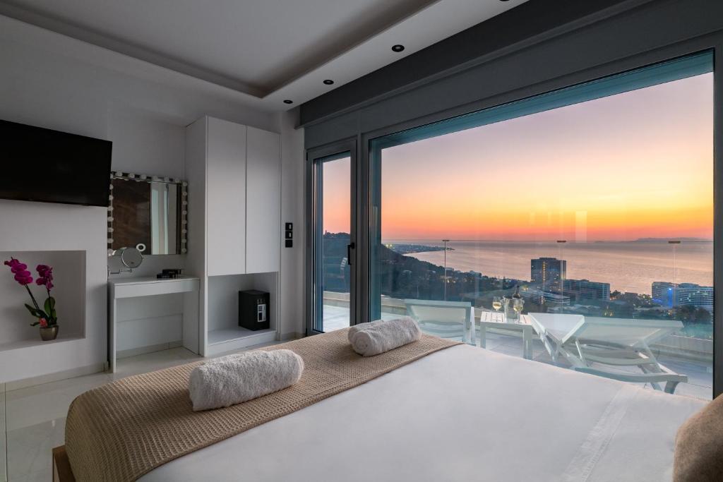 Posteľ alebo postele v izbe v ubytovaní Rhodes SkyLine Suites