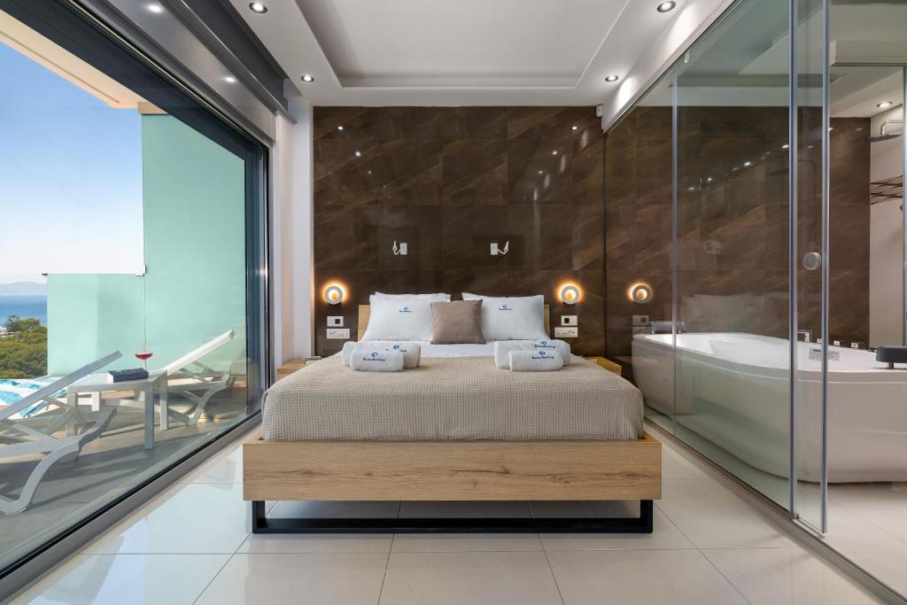 Posteľ alebo postele v izbe v ubytovaní Rhodes SkyLine Suites