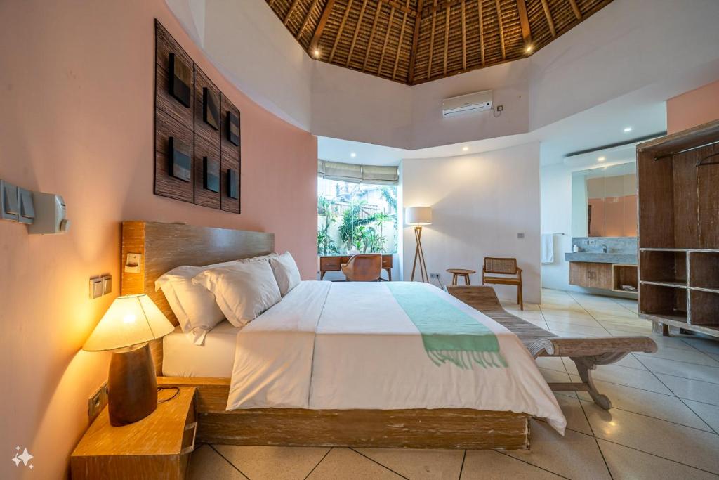 a bedroom with a large bed in a room at Villa Coccoos II Spacious 2BR Pererenan Canggu in Tumbak Bayuh