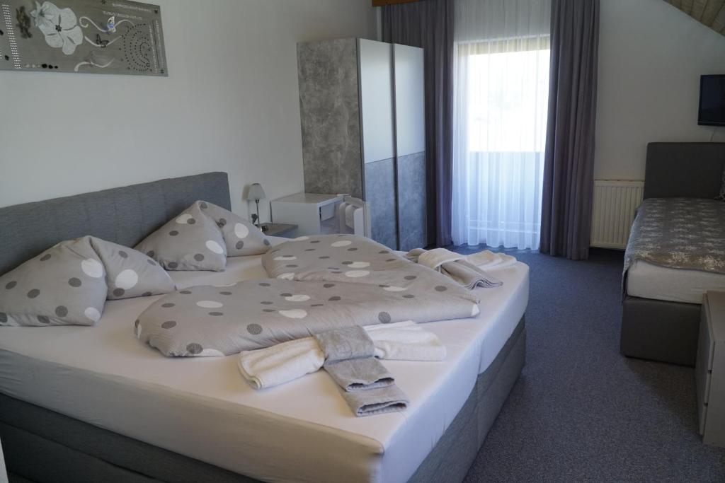 Postel nebo postele na pokoji v ubytování Pension-Ferienwohnung Rotar