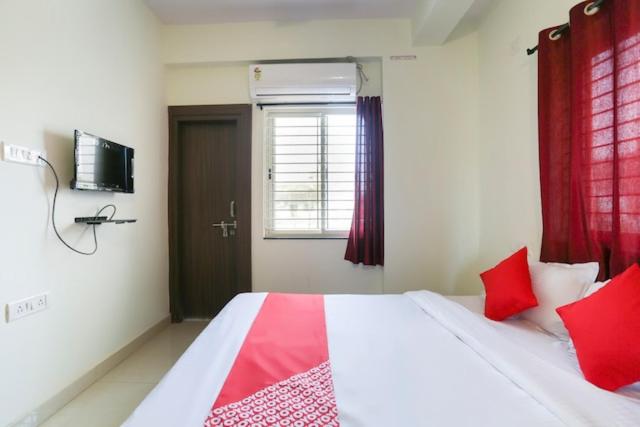 Postel nebo postele na pokoji v ubytování Oxy Hotel Prashant