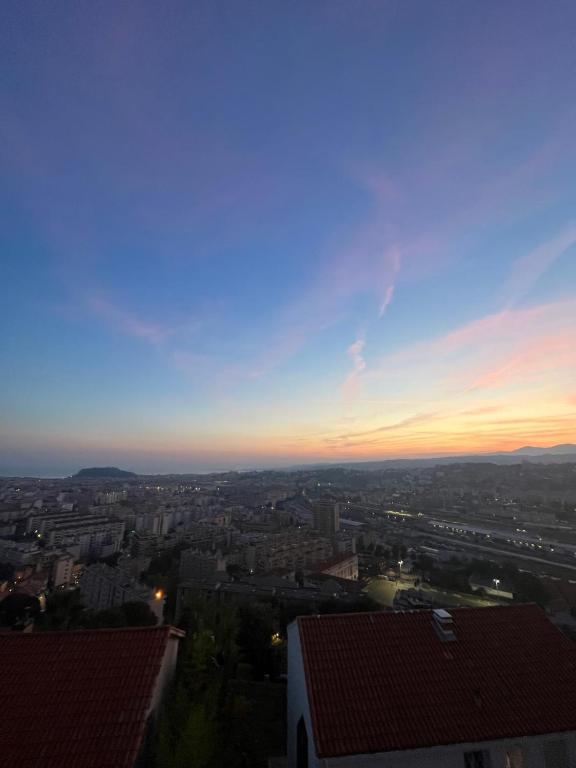 - une vue sur la ville au coucher du soleil dans l'établissement Nice view, à Nice