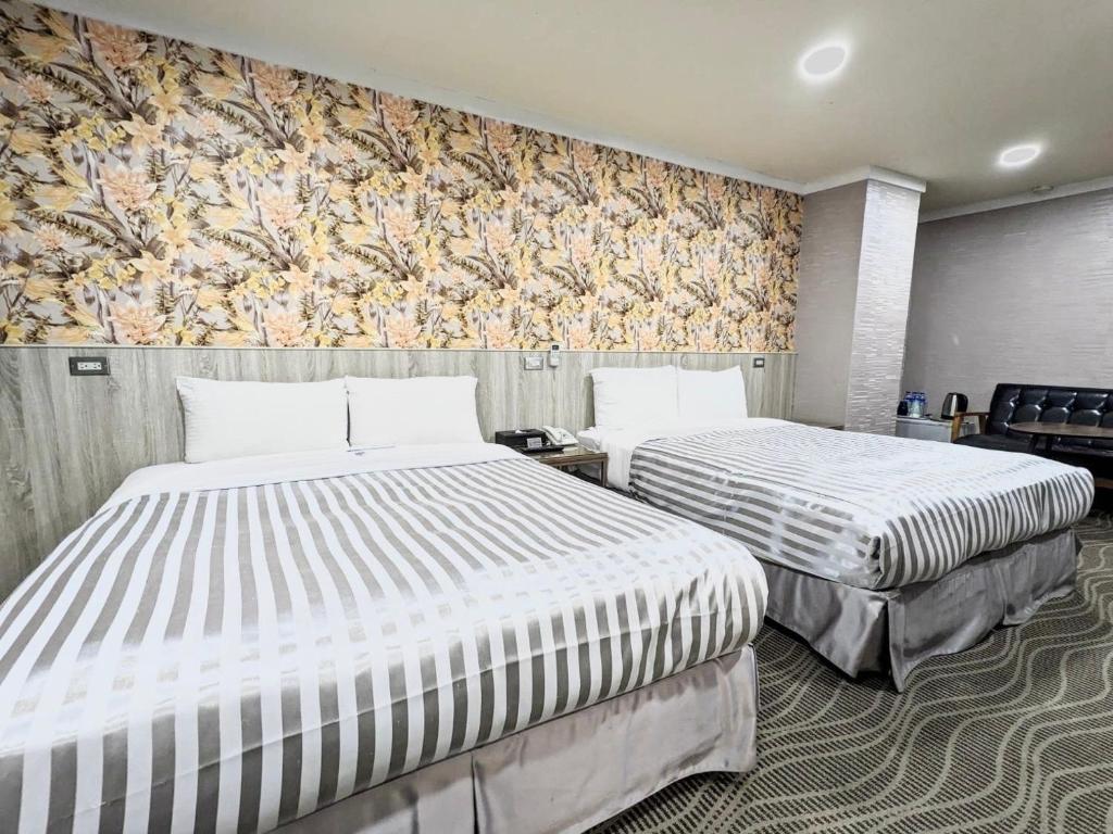 Postel nebo postele na pokoji v ubytování Ximen Hotel