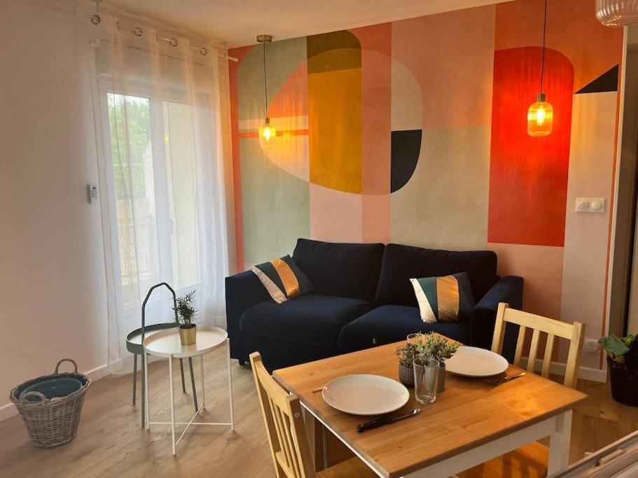 un salon avec un canapé et une table dans l'établissement Charmant T2 rénové lumineux à 15mins du vieux port, à Marseille