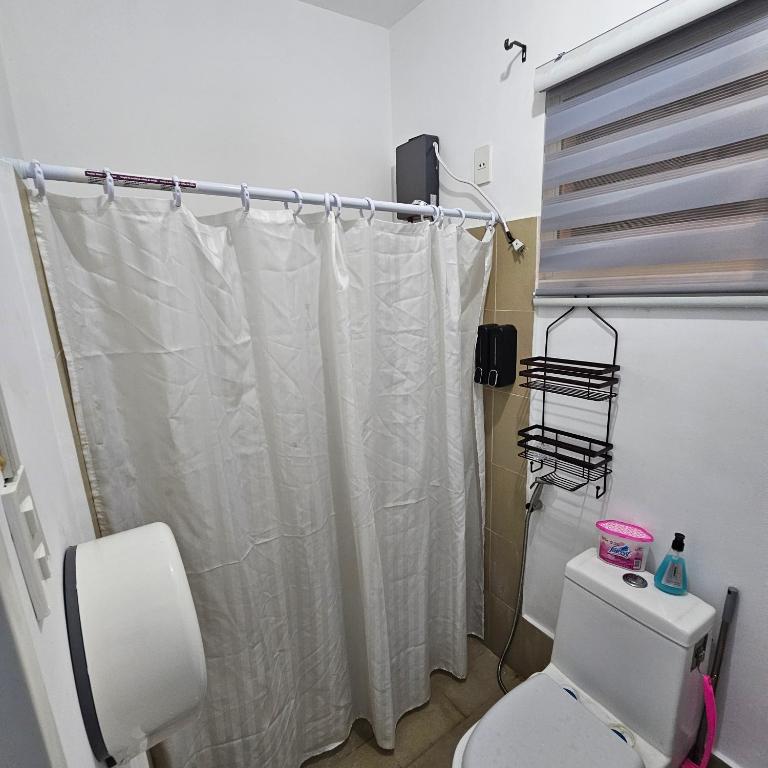 Koupelna v ubytování Davao City Airport Transient Rooms by Lemonique
