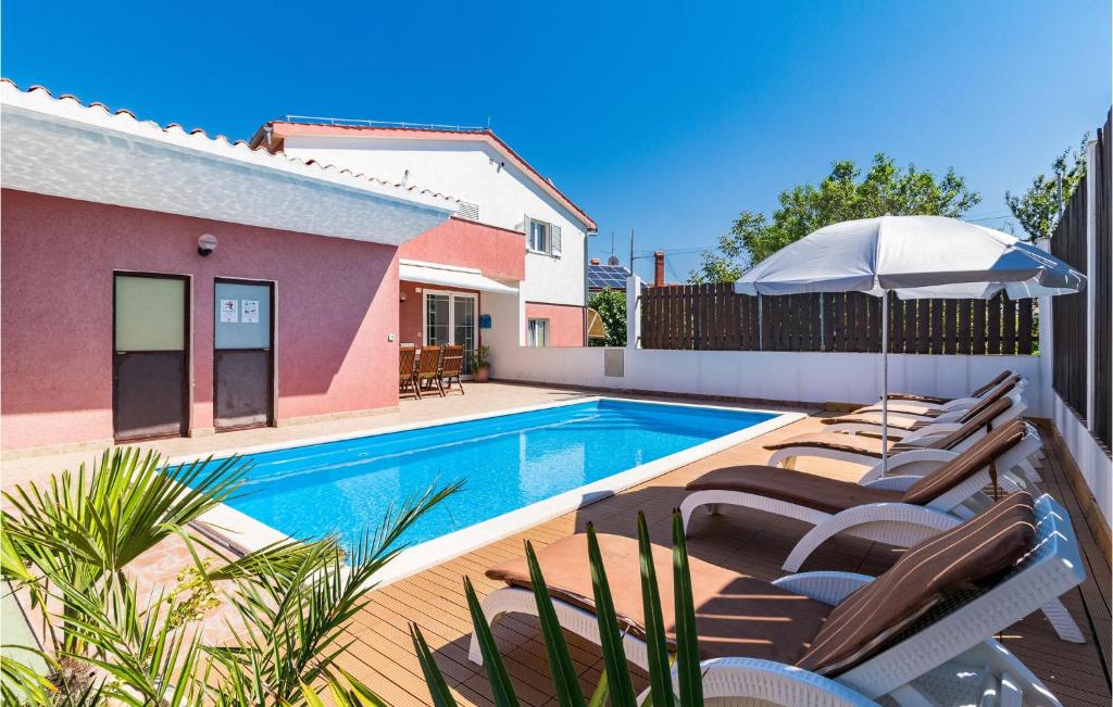Bazén v ubytování Holiday Home Pomer Pomer nebo v jeho okolí
