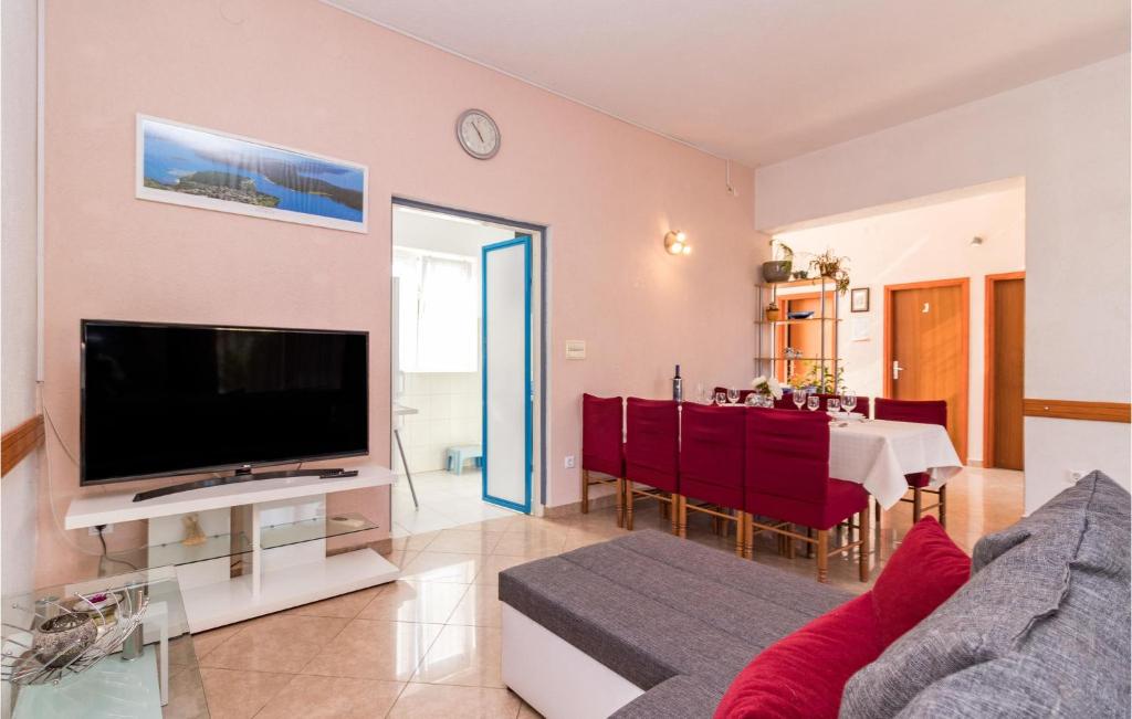 TV a/nebo společenská místnost v ubytování Holiday Home Pomer Pomer