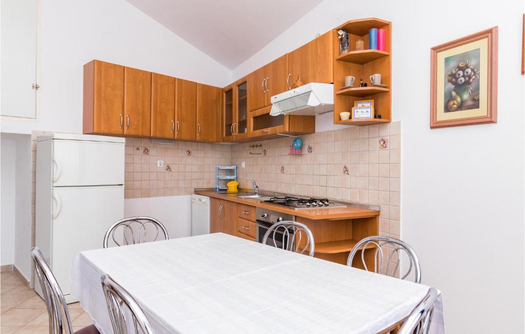 Kuchyň nebo kuchyňský kout v ubytování Holiday Home Pomer Pomer